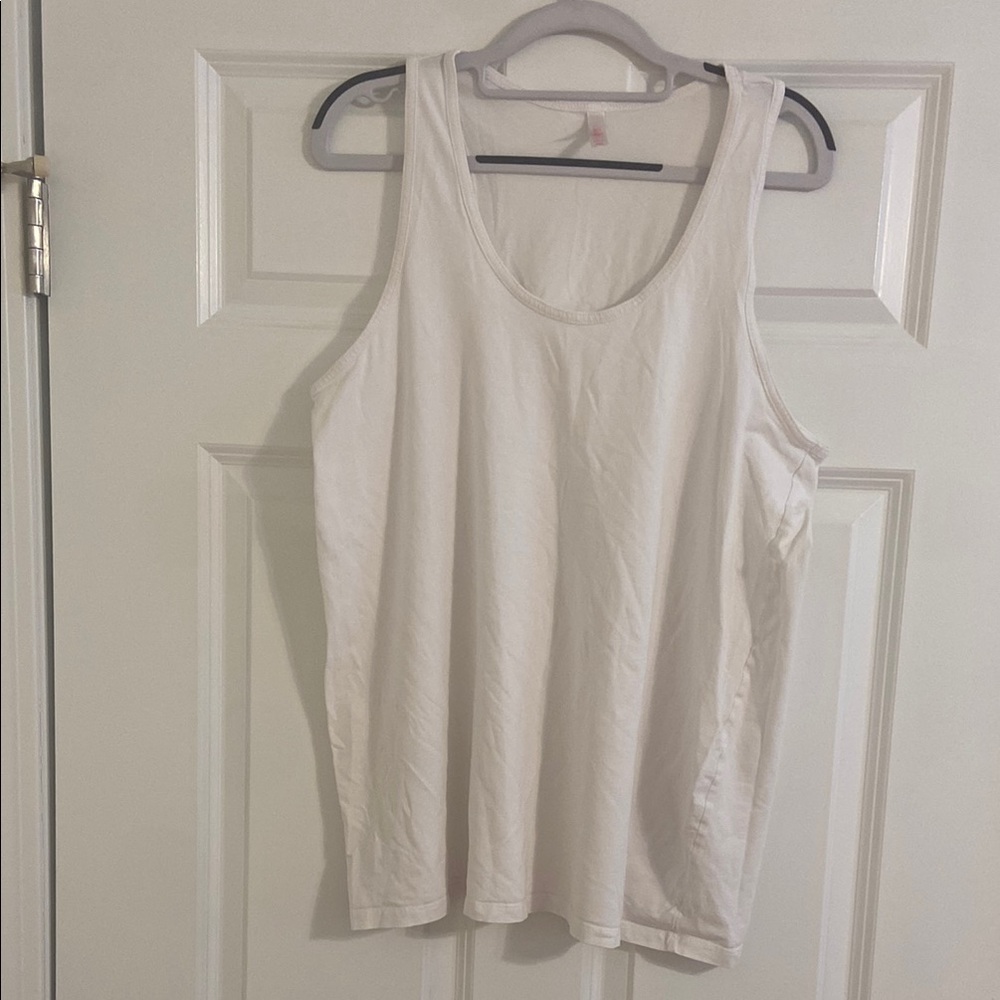 🧡 Women’s white tank top